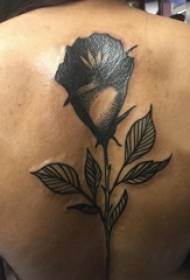 Mergaitės nugaros ant juodo taško erškėčių paprastos linijos kūrybinių augalų gėlių tatuiruotės paveikslėlis