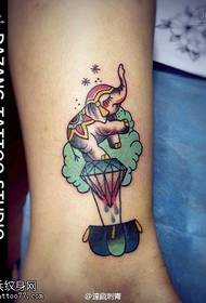 Fantastico tatuaggio a forma di elefantino