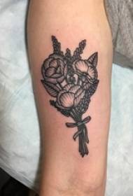 Drengearm på sort stikketeknik enkel linje planteblomst tatoveringsbillede