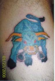 Patrón de tatuaje de vaca azul enojado