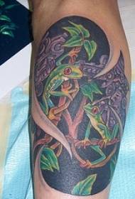 Poza tatuajului cu broasca colorată în tufiș