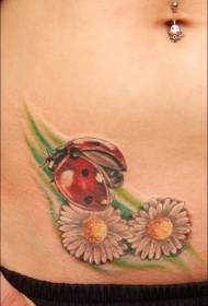 Marija di culore bella è modellu di tatuaggi di fioritura