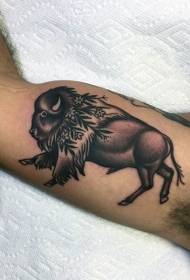 Pátrún tarbh agus bláth tattoo le hairm mhóra ag rith