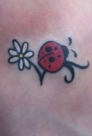 Crisantemo colorato al polso con motivo tatuaggio coccinella