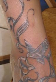 Црни и бели слики за тетоважа со колибри и лозови насади