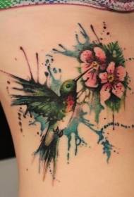 Immagine del tatuaggio del colibrì della spruzzata della pittura dell'acquerello della vita