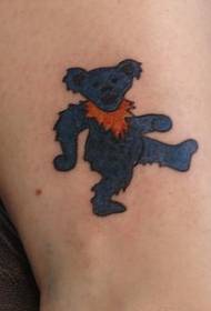 Un bellu mudellu di tatuaggi di ghjinochju chì porta una sciarpa
