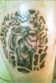 Toro con totem simbolo tatuaggio