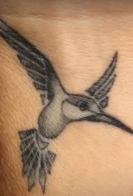 Black modeli i tatuazhit me letra lulesh të humingbird