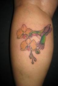 Lábszínű orchidea és kolibri tetoválás minta