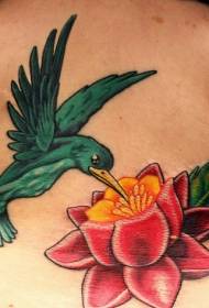 ክላሲክ ቅጥ hummingbird የአበባ ንቅሳት ንድፍ