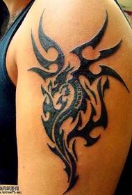 Arm draak totem tattoo patroon