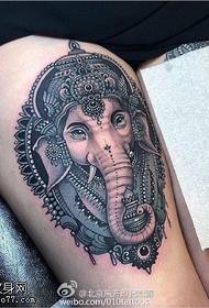 Tatuaje de elefante bebé en el muslo