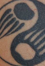 Yin och Yang skvaller bär tassmönster i svartvitt tatuering