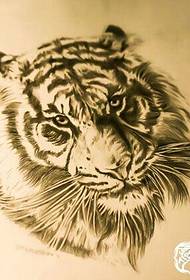 Zdjęcie pokazu tatuażu polecam zdjęcie rękopisu tatuażu z głową tygrysa