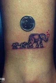 Patrón de tatuaje de elefante de pierna
