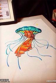 Ракопис со тетоважа во боја на медуза