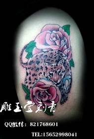 Elegante personalità del tatuaggio leopardo