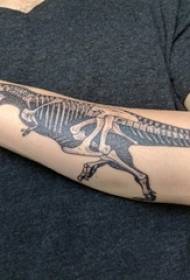 Дјечакова рука на слици црне сиве кости диносауруса тетоважа