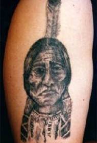 タトゥーのデザインが好きなインドの先住民