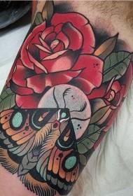Цвет плеча: олдскульная красная роза и рисунок мотылька