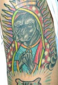 Suņu tetovējuma raksts valkājot apmetni
