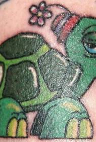 Modello di tatuaggio tartaruga verde cartone animato con cappello di fiori