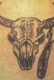Patrón de tatuaxe de cráneo de toro con plumas