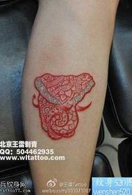 Красивая стильная цветная татуировка тотем слона на ногах