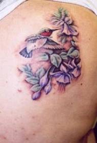Violette colorate sulle gambe con motivo a tatuaggio colibrì