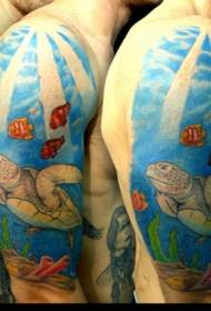 거북이 작은 물고기 문신 패턴으로 큰 팔 푸른 바다