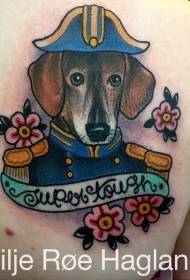 Militêre hond \\ u200b \\ u200band gekleurde blomme in die Engelse alfabet-tatoeëring