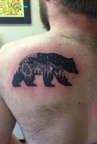 Дечаци на црно-белом пејзажу са сликама медведа тетоважа