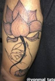 Dječakova ruka na crno sivoj tački trn jednostavne linije biljka slika tetovaže lotosa