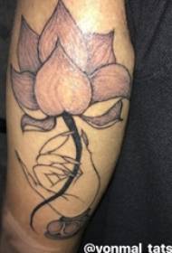 Ruoko rwemukomana pane nhema nhema girava mutsara mutsara chirimwa lotus tattoo pikicha