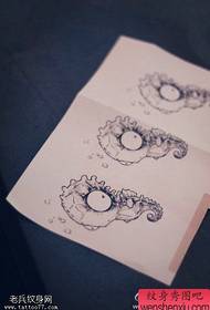 Ofbyldings fan Hippocampus tattoo manuskript wurde dield troch tatoeaazjes
