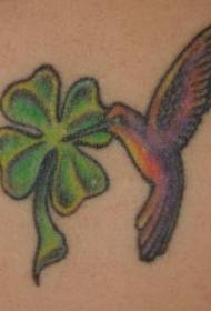Ang berdeng klouber at pattern ng hummingbird na tattoo