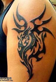 Patrón de tatuaxe con tótem de dragón de brazo