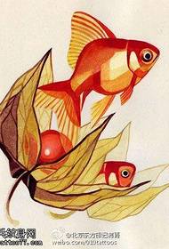 Čudovit in lep majhen vzorec tetovaže z zlatimi ribami