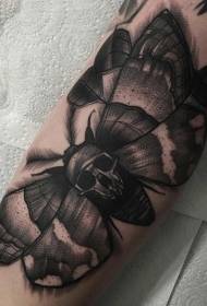 Crni moljac s ukrasnom tetovažom lubanje za tetovažu
