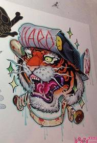 Imagen creativa del manuscrito del tatuaje de la cabeza del tigre