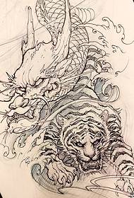 Manuscrito tradicional del tatuaje de la lucha del dragón y el tigre