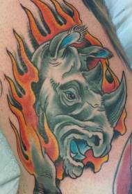 Potret kepala badak kanthi pola tato warna flame