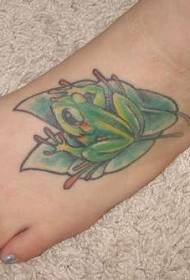 Modèle de tatouage grenouille sur les feuilles colorées des pieds