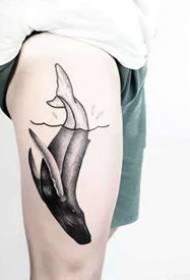 Gambar tato paus hitam gaya unik