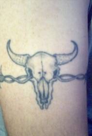Uzorak tetovaže lubanje vinove loze i bika