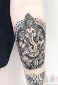 Braccio della ragazza sull'immagine creativa del tatuaggio dell'elefante del modello di stile indiano nero di schizzo grigio