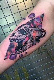 Bannen am groussen Aarm neie Schoul Dinosaurier Schädel an Asteroid Tattoo Muster