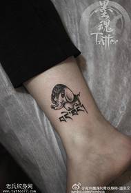 Foshnja tatuazh elefanti në kyçin e këmbës