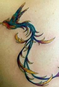 Patrón de tatuaje de colibrí de cola larga de color de cintura